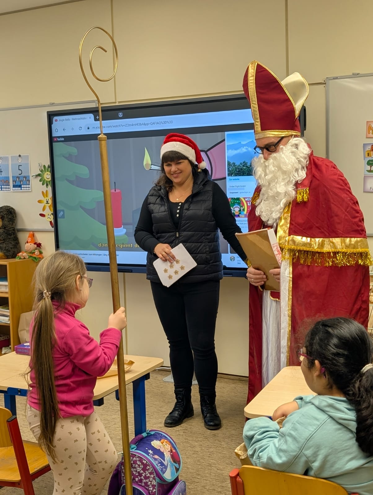 Sch%C3%BClerin%20h%C3%A4lt%20Bischofsstab%20vom%20Nikolaus